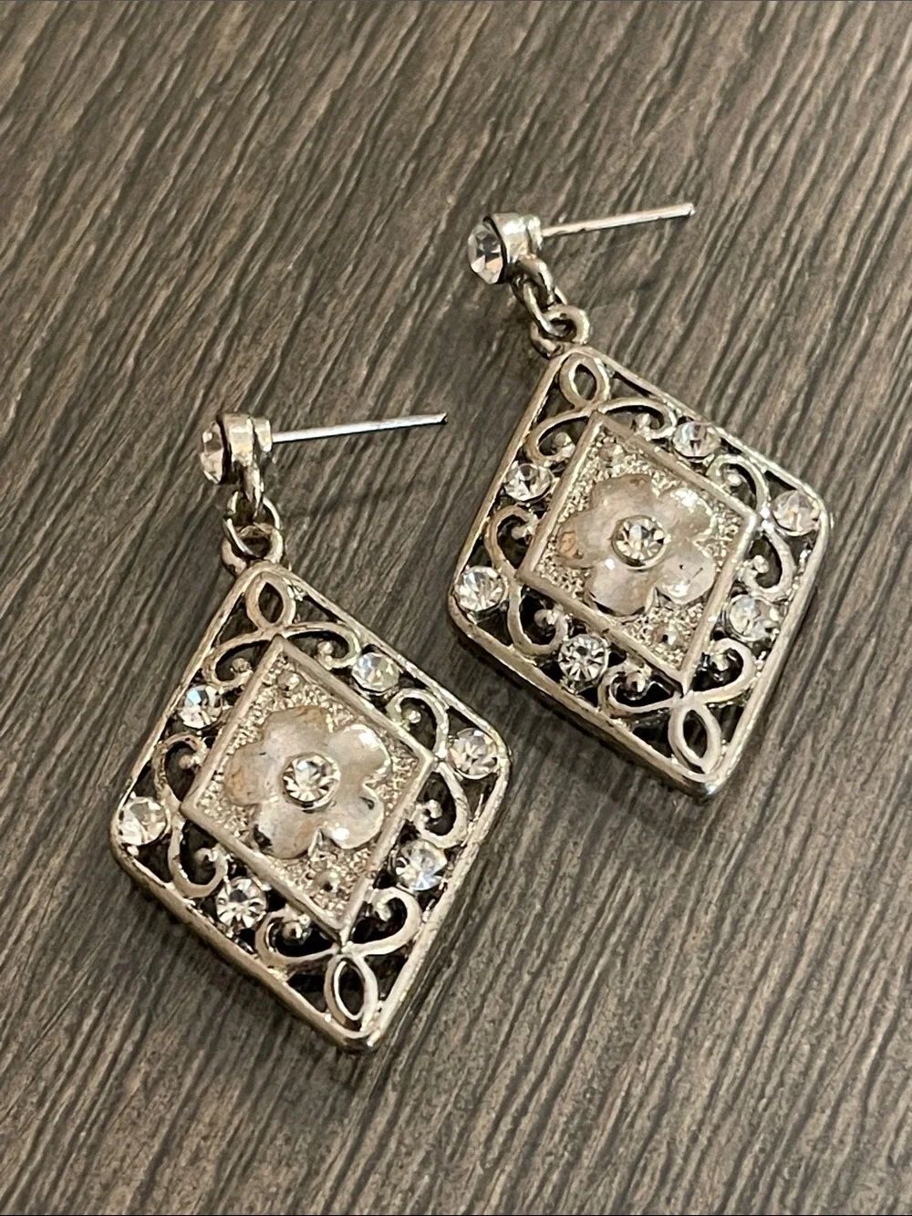 Silver-tone Vintage-style Rhombus Filigree Earrings Flower Center & Rhinestones
